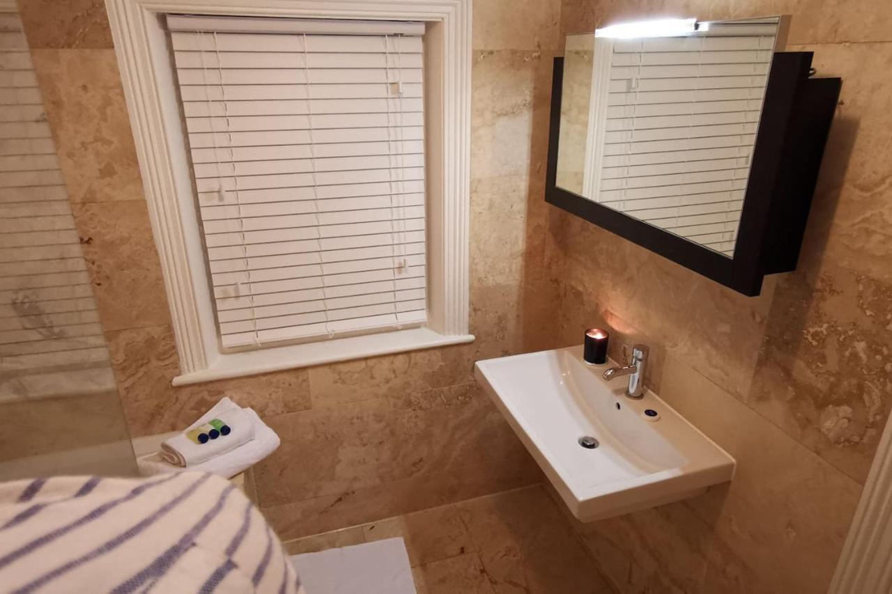 Perfectly Located 4 Storey Townhouse With 2 Parking Spaces In Central Harrogate Dış mekan fotoğraf